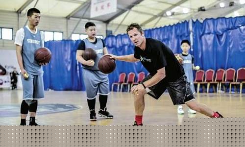 篮球训练师加农贝克-加农贝克上篮