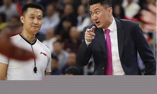 篮球教练被吹犯规-篮球赛教练被罚出场外
