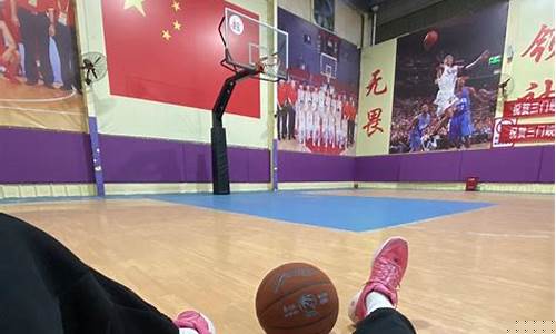 打篮球时带什么东西-打篮球的人应该佩戴什么眼镜