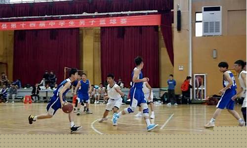 在某校篮球队的首轮-在某中学的篮球赛中