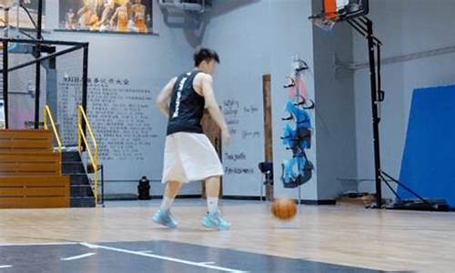 篮球转身时怎么抓球-篮球转身怎么转