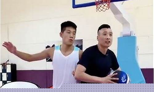 篮球能双手拿着走两步吗-篮球可以双手转身吗